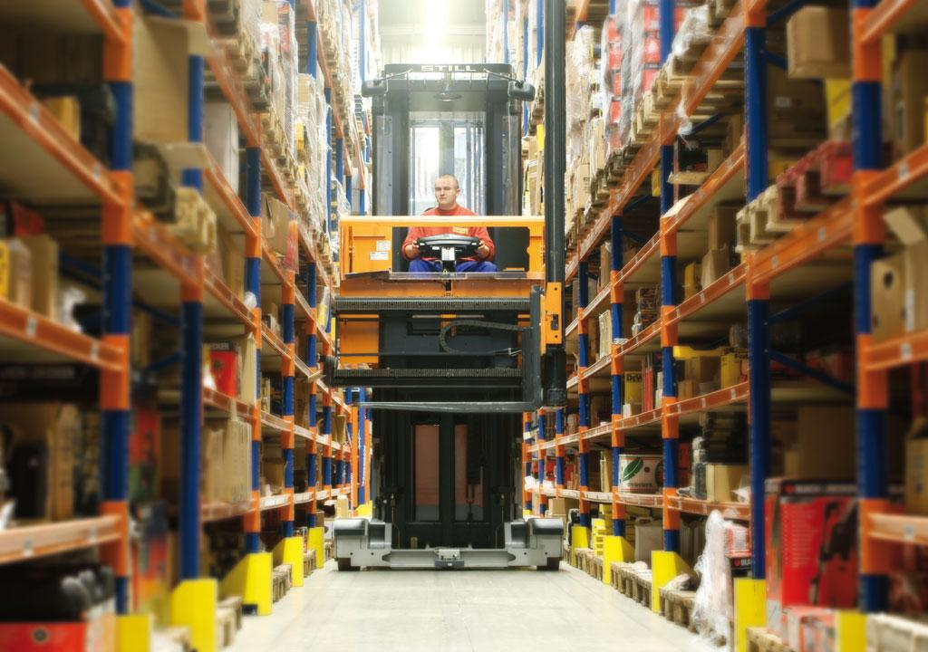 Magazynier podczas pracy